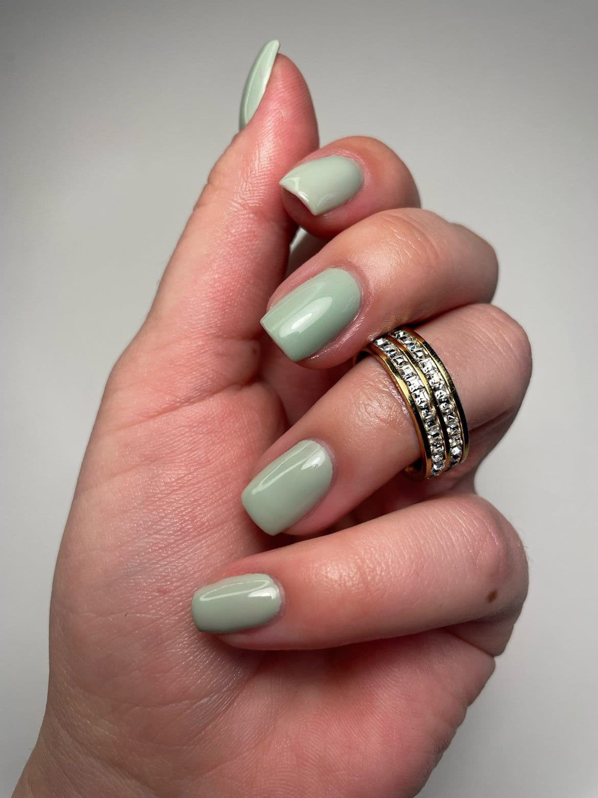 efekt zabiegu manicure hybrydowy jasno zielony bez zdobień