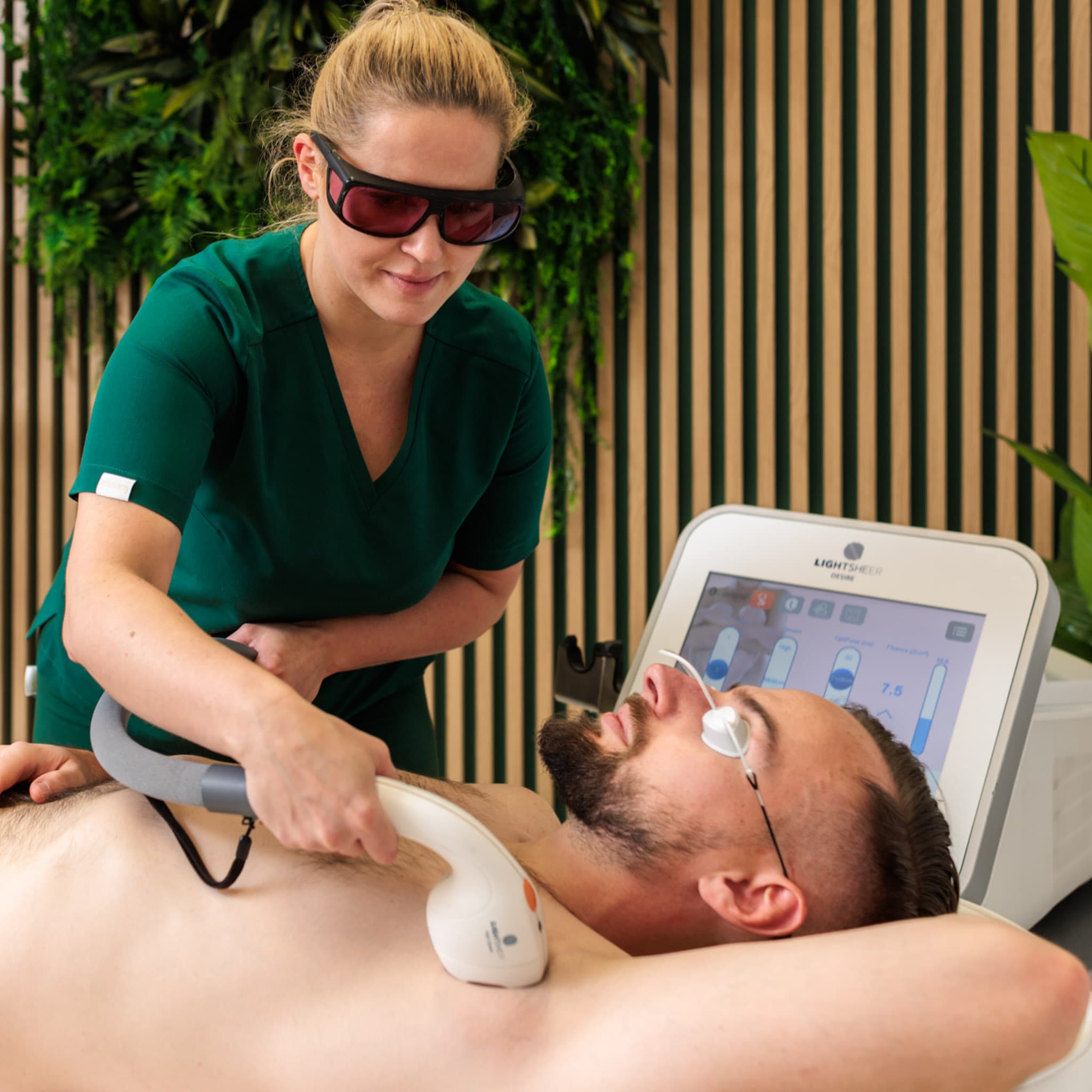 kosmetolog używa panelu depilacji laserowej w salonie kosmetycznym health and beauty w Krakowie