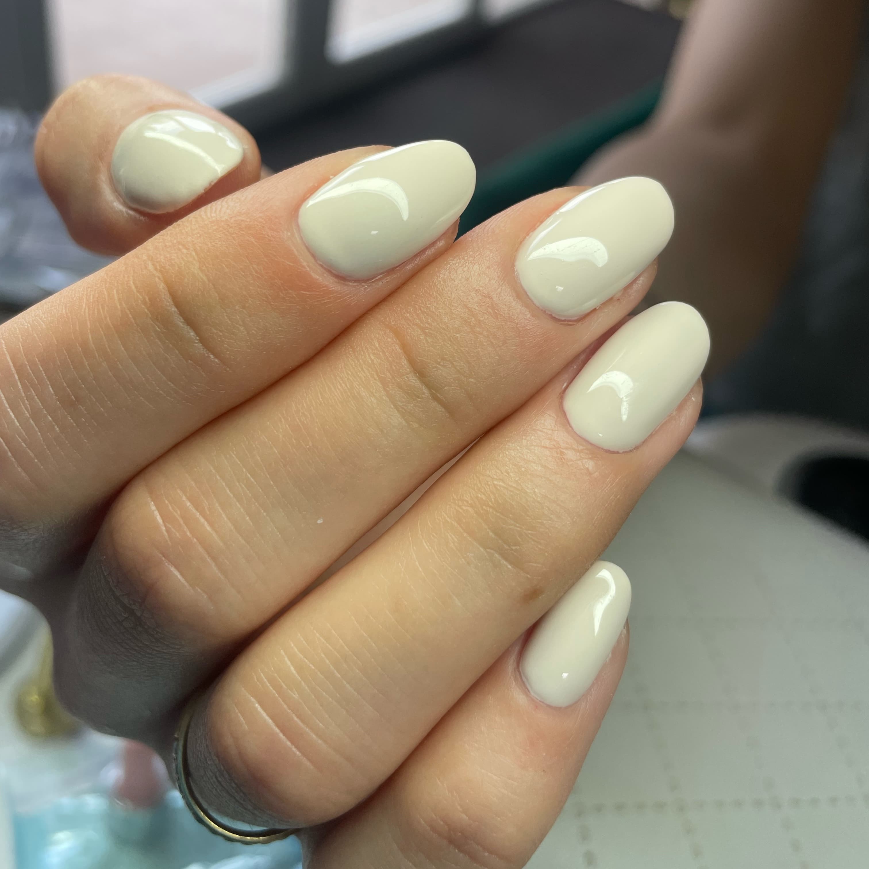 manicure hybrydowy biały wykonany w salonie urody health and beauty kraków