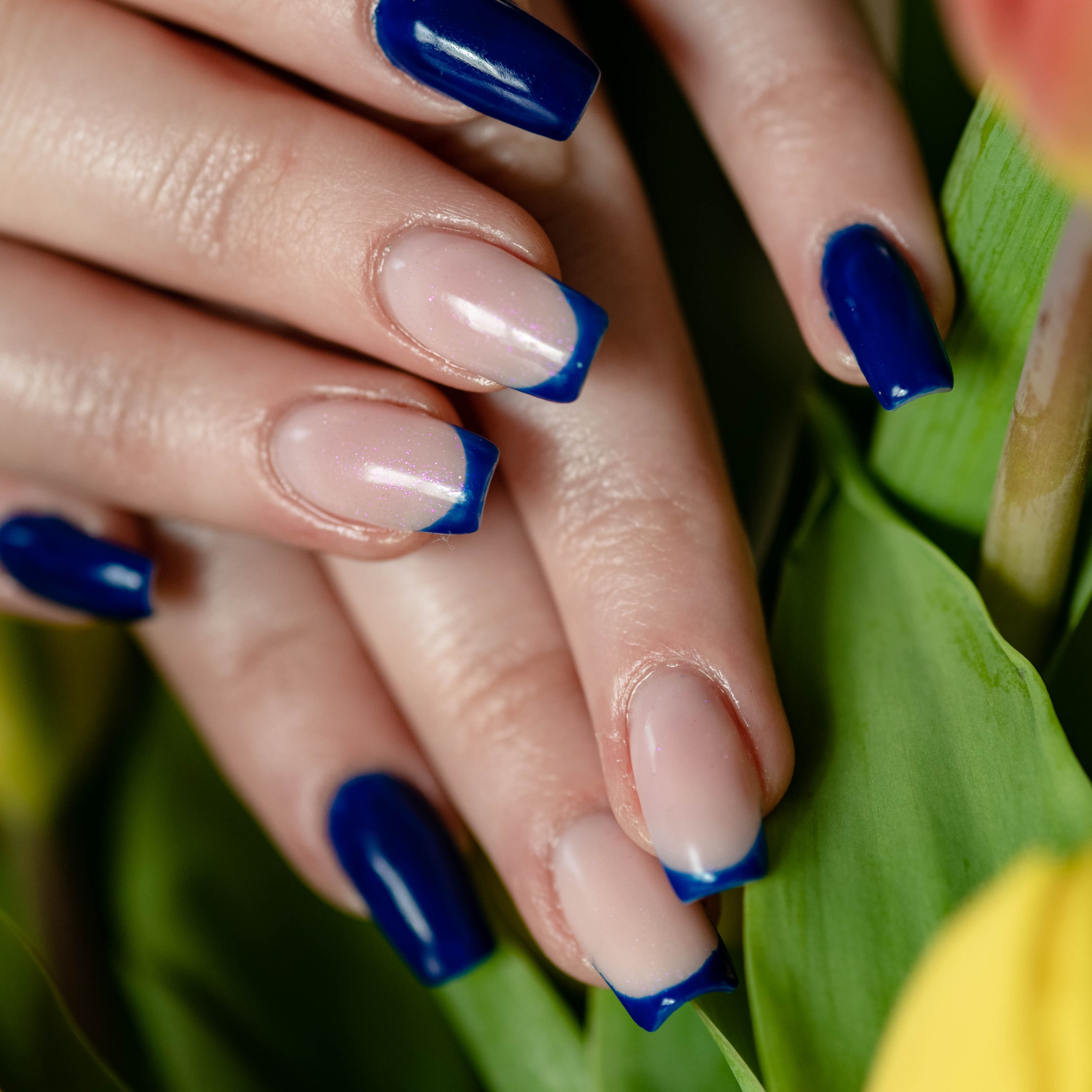 efekt stylizacji paznokci żelowych niebieskich po manicure