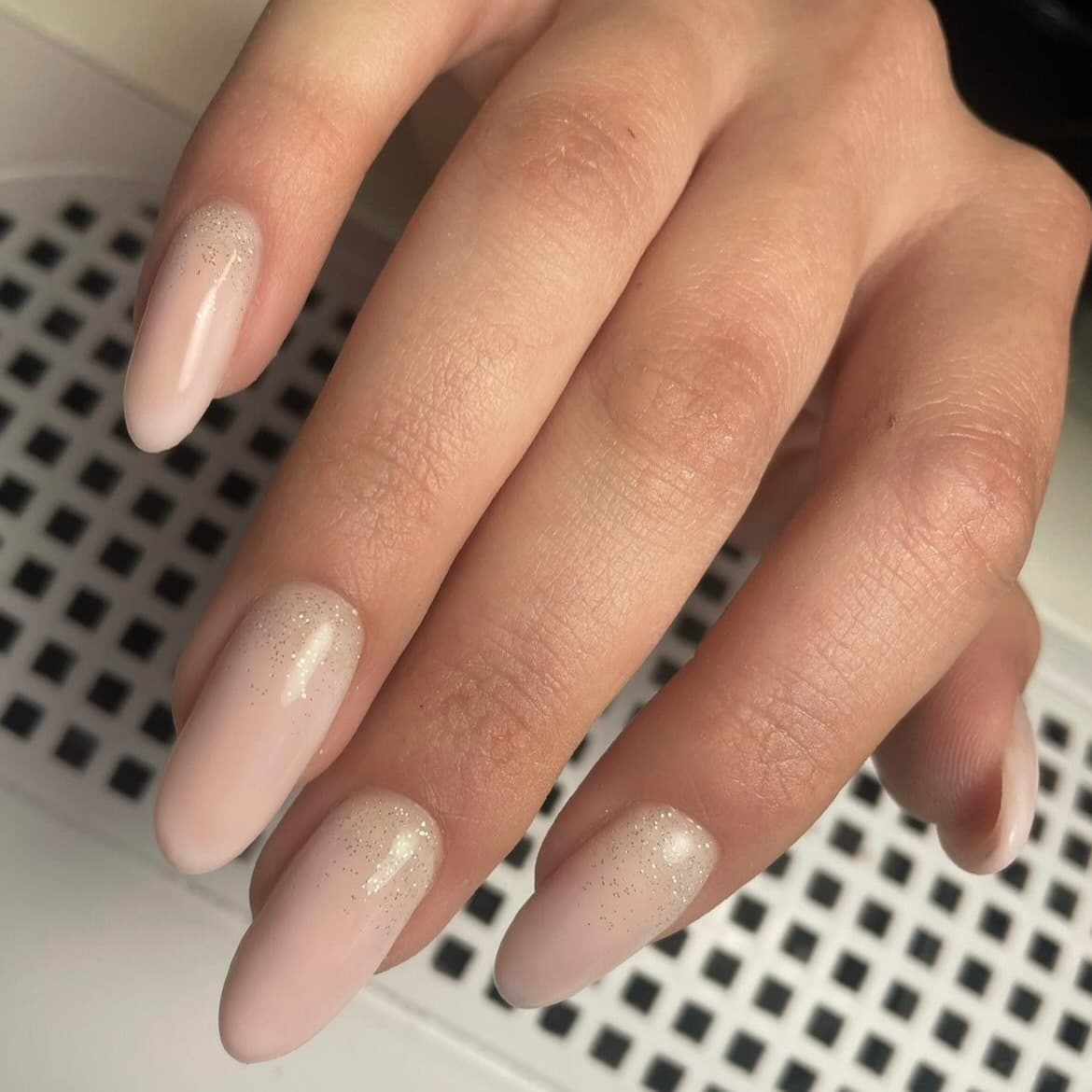 manicure hybrydowy efekty kolor rozowy bez zdobień Health and beauty Kraków