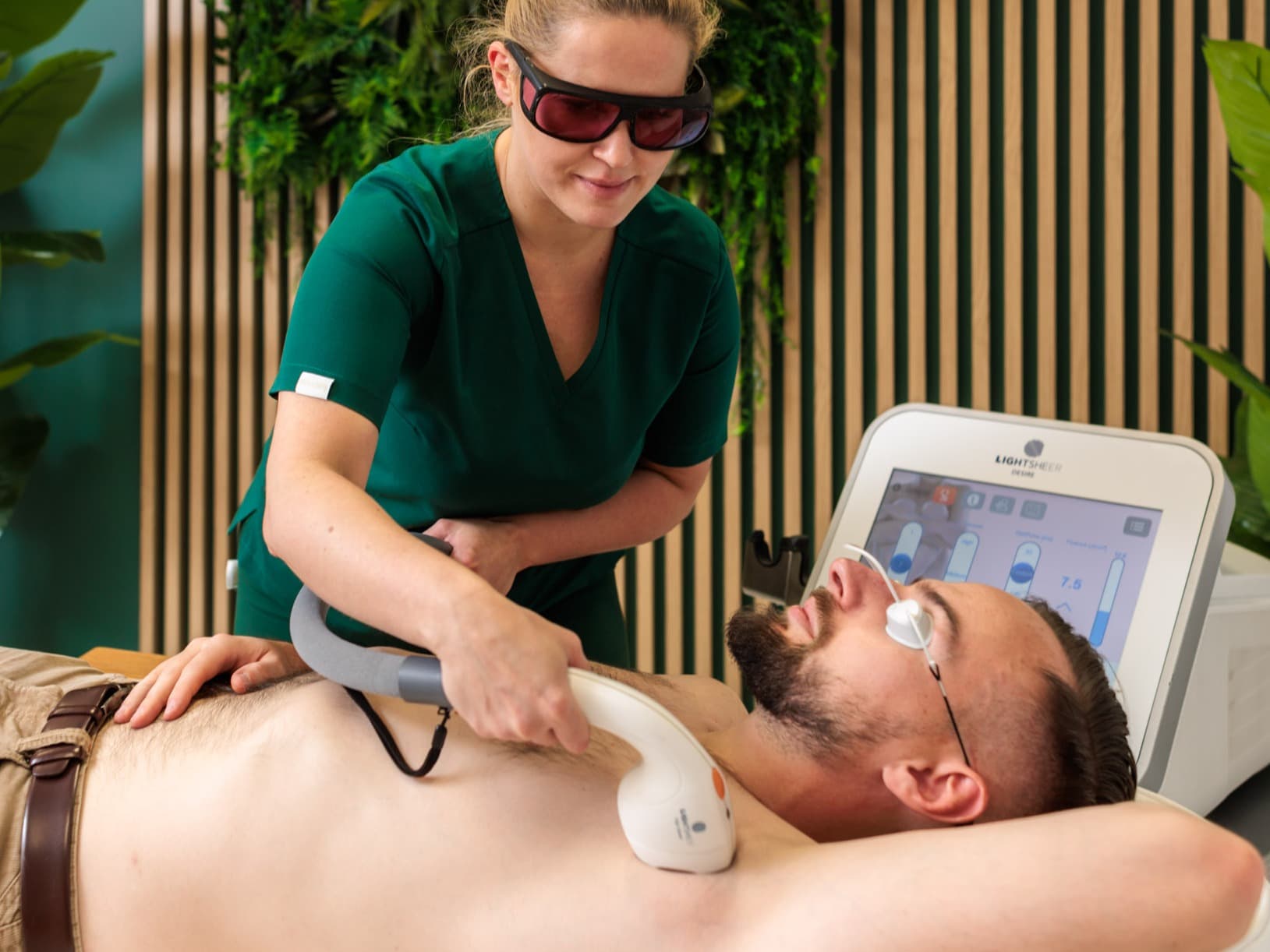 depilacja laserowa pach wykonywana w salonie kosmetycznym health and beauty w krakowie