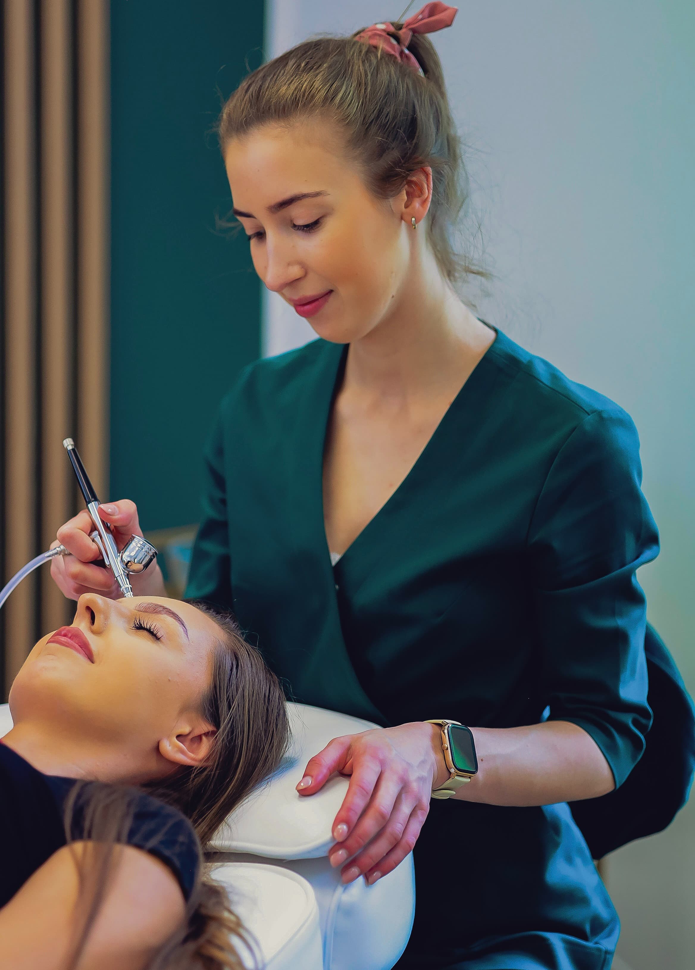 kosmetolog wykonuje infuzję tlenową w salonie urody w krakowie